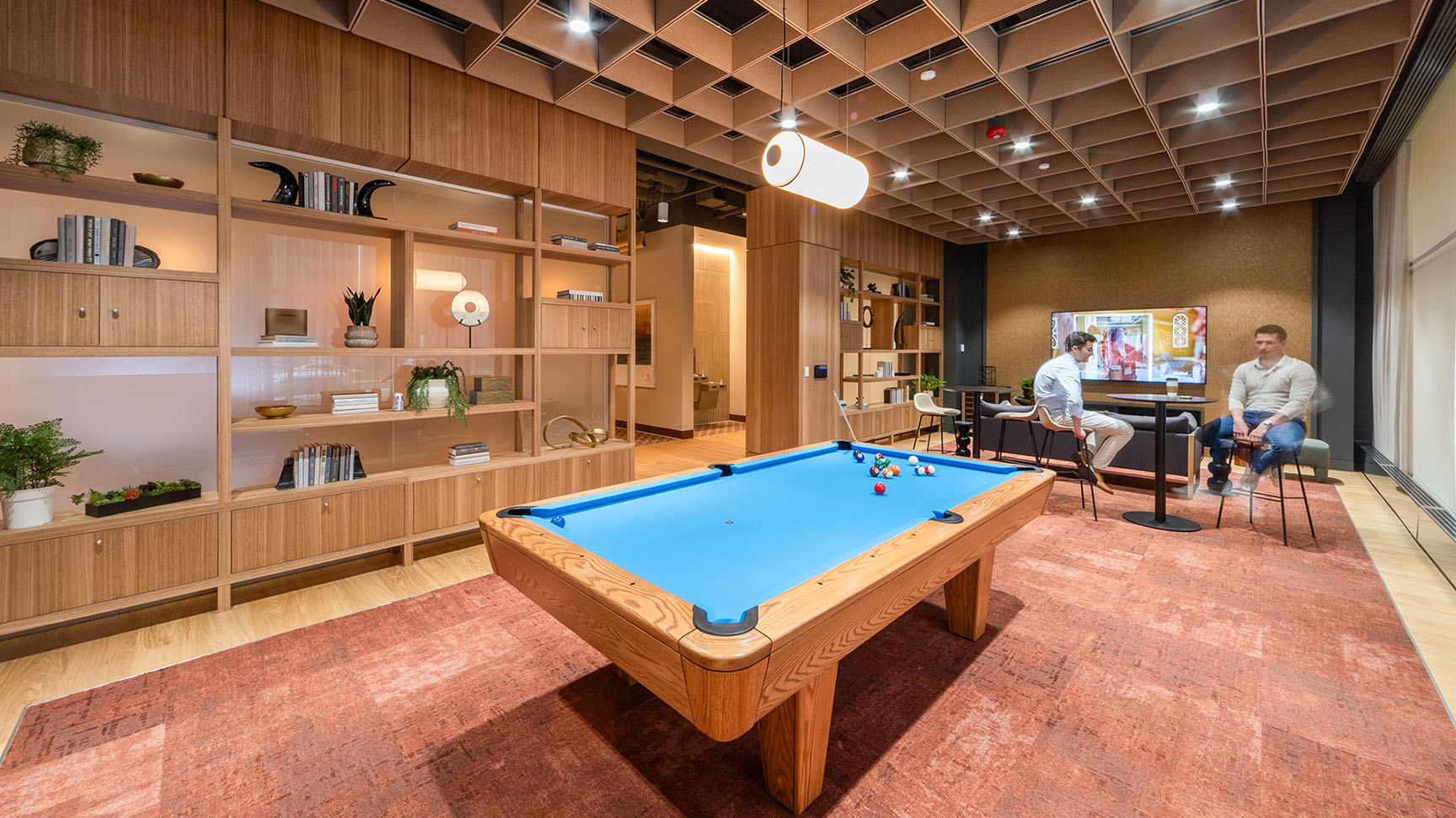 Amenity Lounge: A refined, comfortable setting for collaboration, focus and connection.